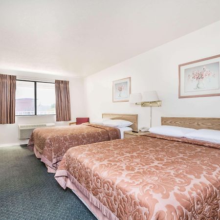 Super 8 By Wyndham Phoenix Metro North Exterior photo