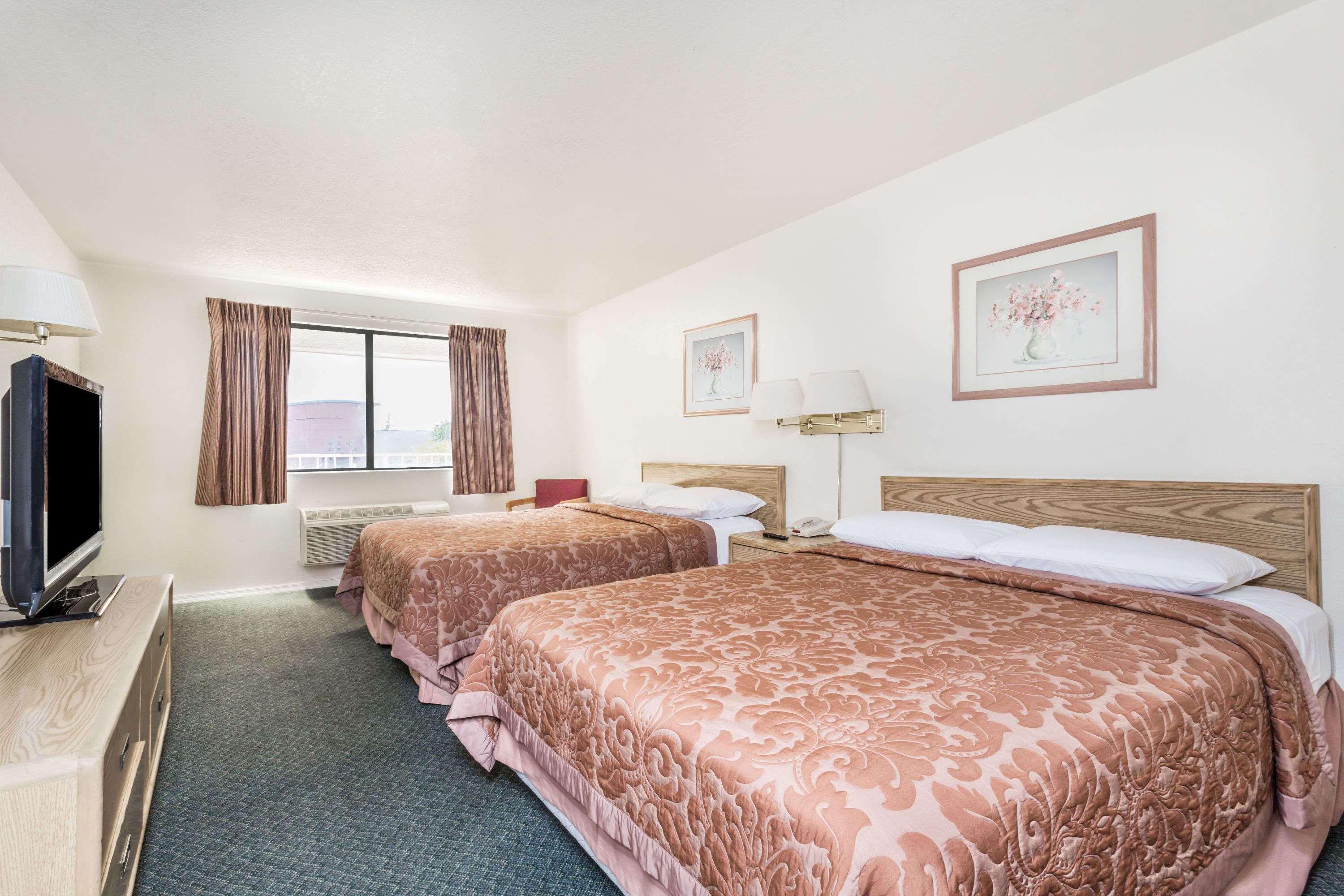 Super 8 By Wyndham Phoenix Metro North Exterior photo