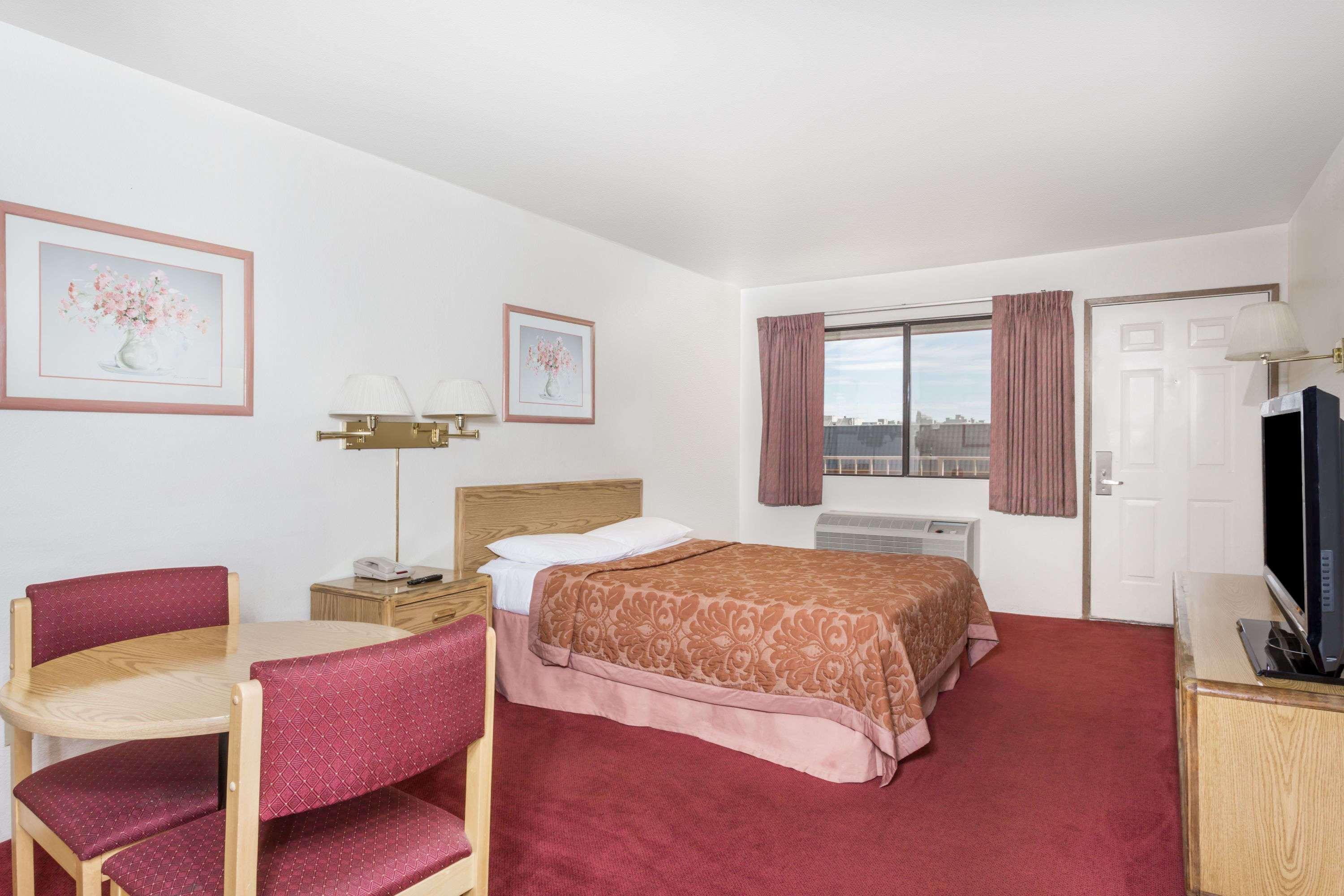 Super 8 By Wyndham Phoenix Metro North Exterior photo