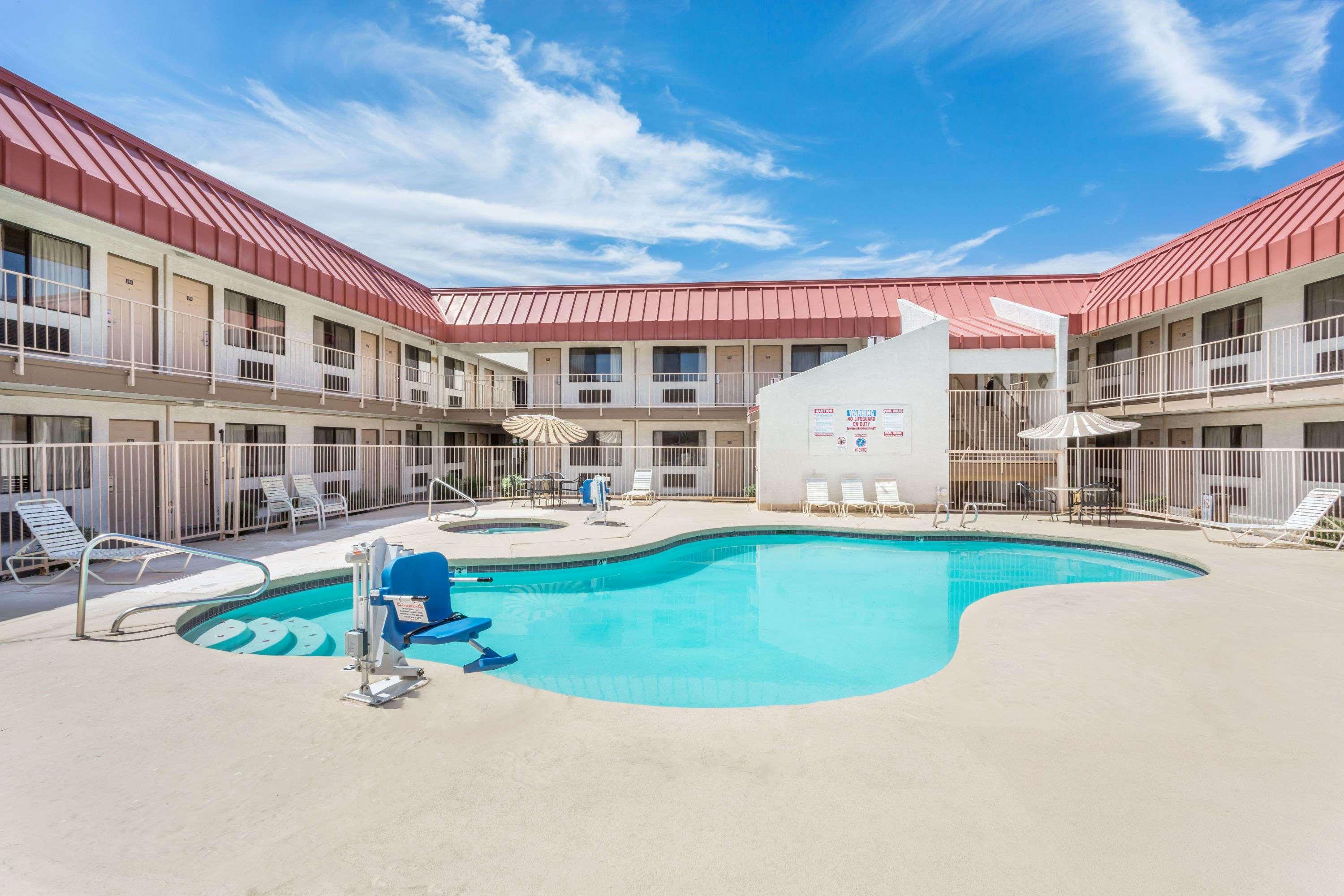 Super 8 By Wyndham Phoenix Metro North Exterior photo