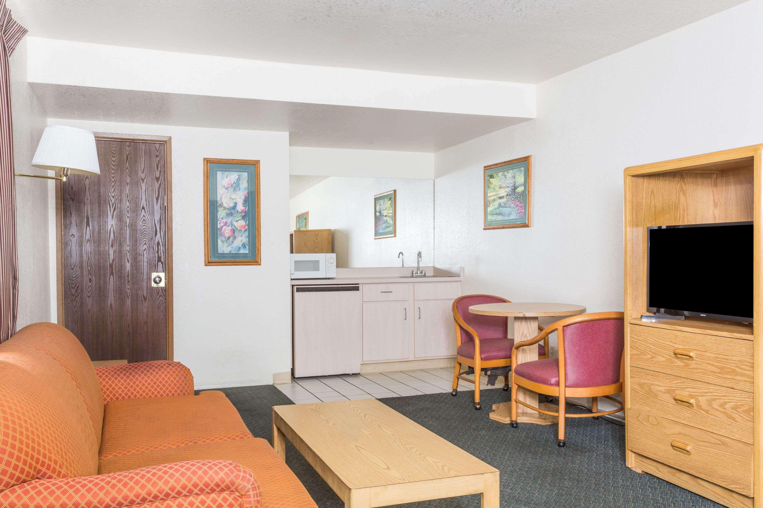 Super 8 By Wyndham Phoenix Metro North Exterior photo