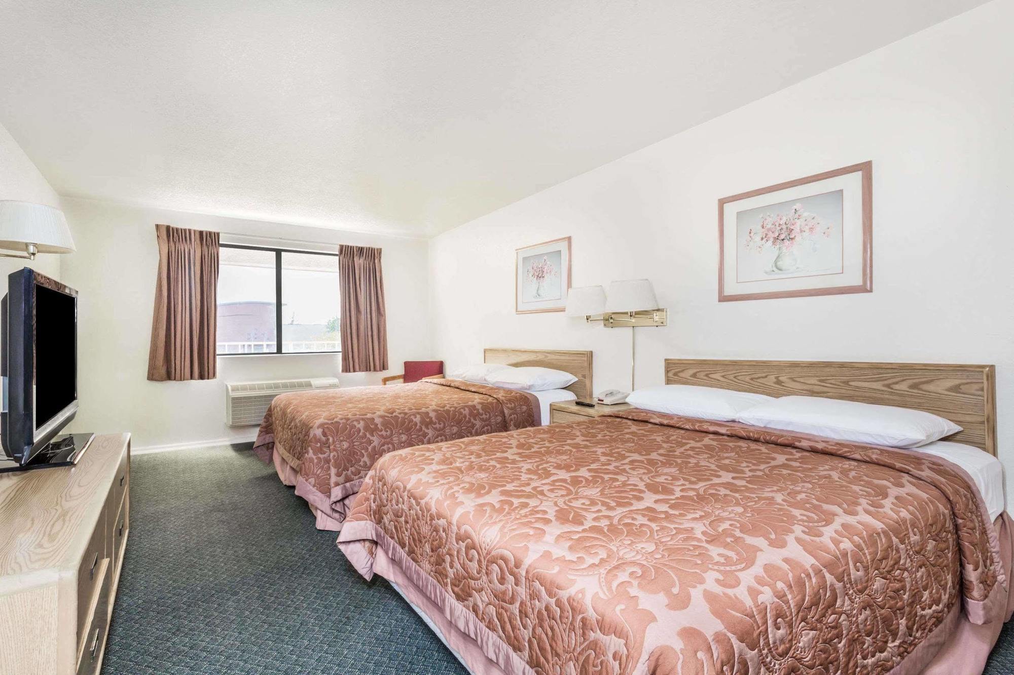 Super 8 By Wyndham Phoenix Metro North Exterior photo